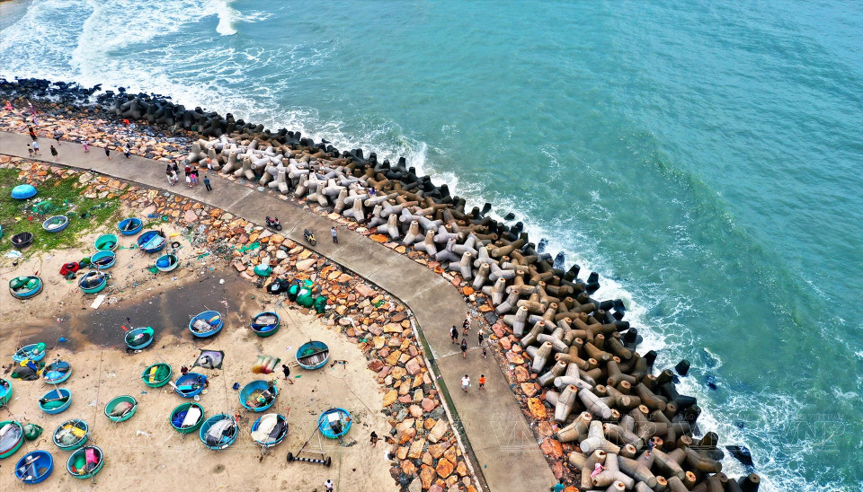 Dia diem dac san Phan Thiet Bai da Ong Dia nhin tu tren cao voi thuyen thung va ke chan song