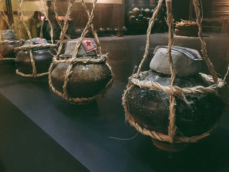 Vò Tĩn xưa được trung bày tại bảo tàng nước mắm Phan Thiết