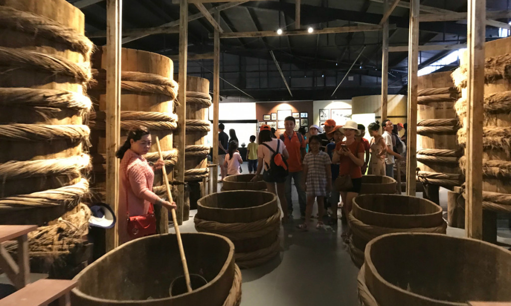 Trải nghiệm quy trình làm nước mắm tại bảo tàng nước mắm