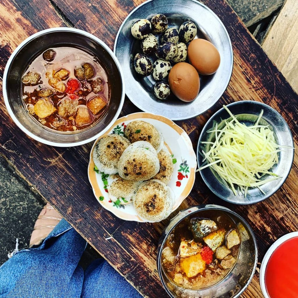 Banh can banh xeo hai san dac san Phan Thiet nuong trong khuon dat voi tom muc an kem nuoc cham va trung cut mon ngon duong pho