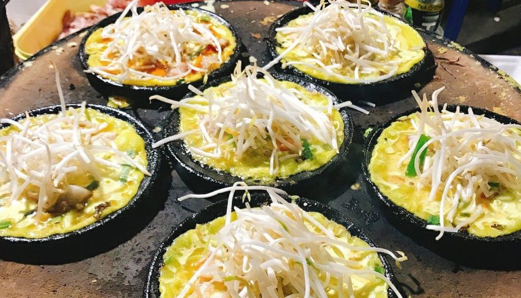 Banh can banh xeo hai san dac san Phan Thiet nuong trong khuon dat voi tom muc an kem nuoc cham va trung cut mon ngon duong pho
