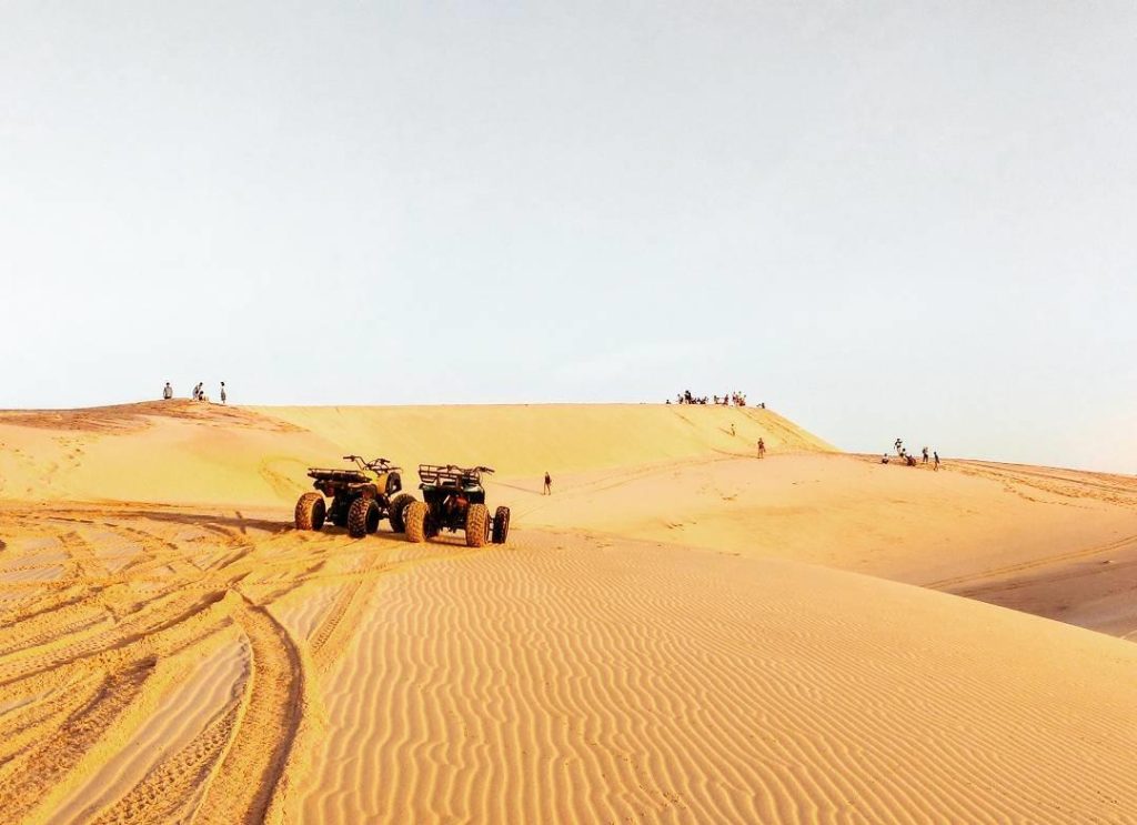 Trai nghiem lai xe dia hinh tren Doi cat bay dac san Phan Thiet mot hoat dong du lich thu vi
